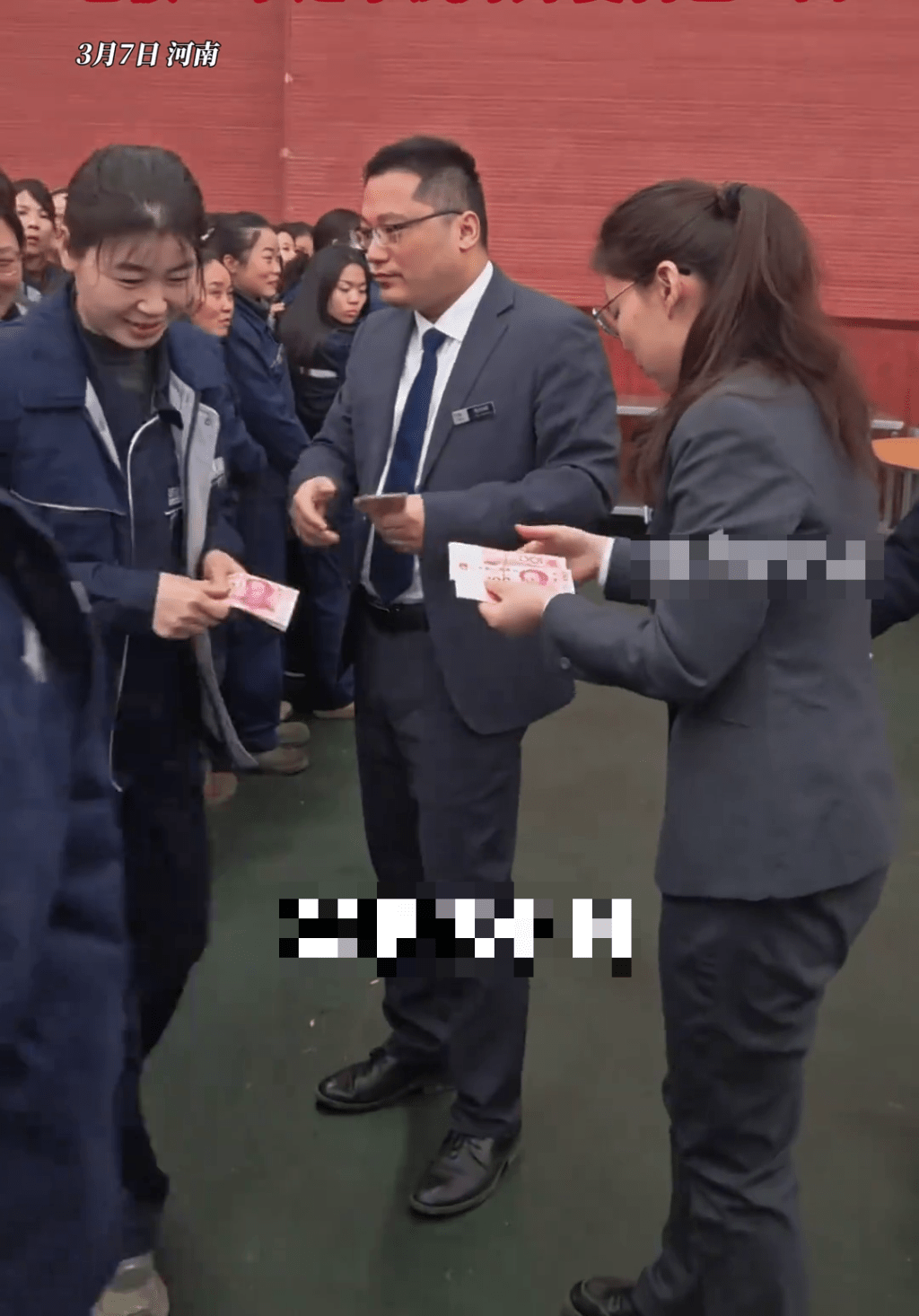 妇女节,河南“最豪老板”派¥160万现金予女员工。 妇女节,河南“最豪老板”派¥160万现金予女员工。