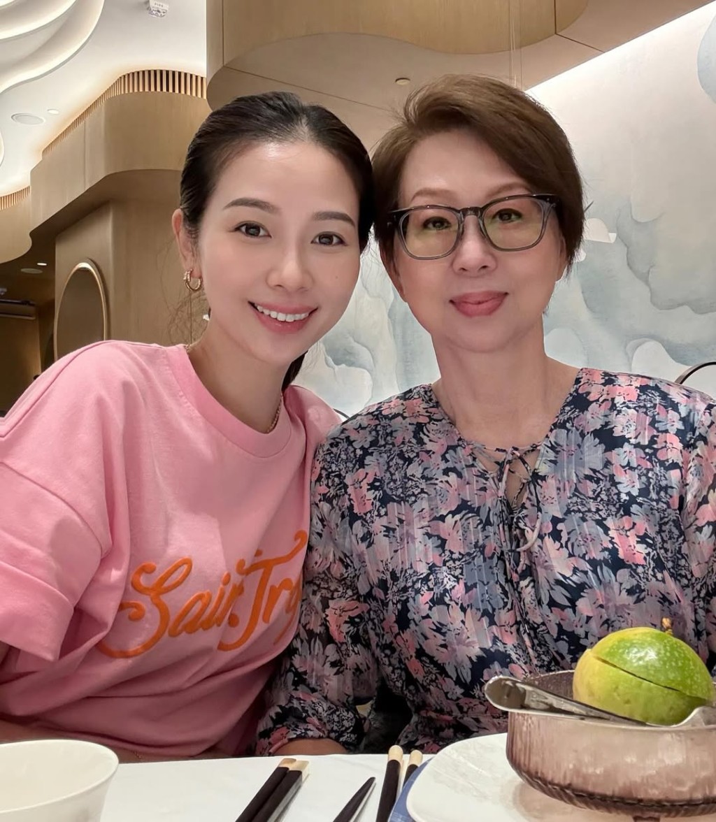 楊秀惠昨日在IG出PO,透露父母來港探她,楊媽媽保養得宜,不似已過60歲。 楊秀惠昨日在IG出PO,透露父母來港探她,楊媽媽保養得宜,不似已過60歲。