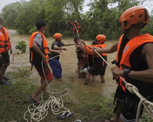 圓規引發菲律賓多處水浸，救援人員協助疏散。AP圖片