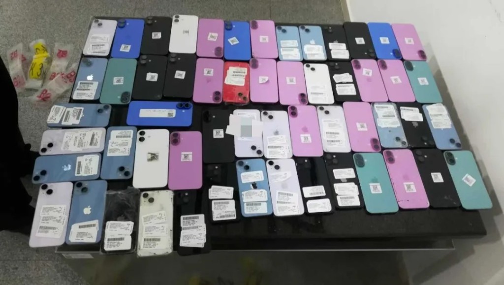 香港男子著“高科技腰封”过拱北海关,被揭发走私56部旧iPhone。海关发布 香港男子著“高科技腰封”过拱北海关,被揭发走私56部旧iPhone。海关发布