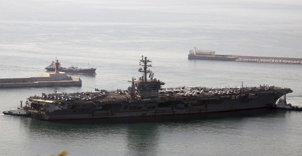 “尼米兹号”率领的第11航母战斗群抵达韩国釜山。AP