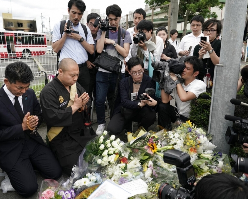 京都動畫火災後，不少市民到案發現場哀悼火災受害者。AP圖