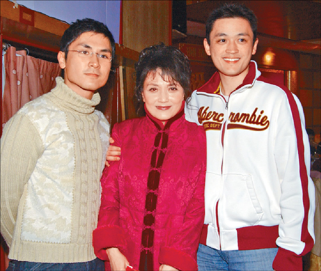 ■施明（中）早前跌傷頭要做手術，又惹來孖仔反面傳聞。 