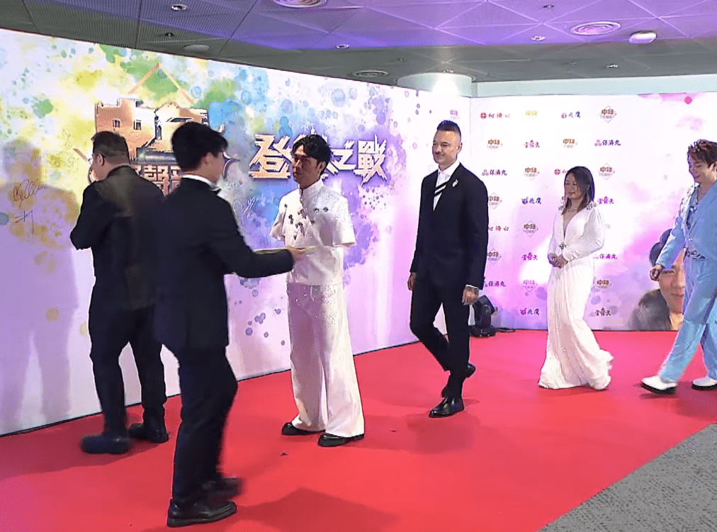 工作人員向李金凱遞筆，後者擰擰頭拒絕。