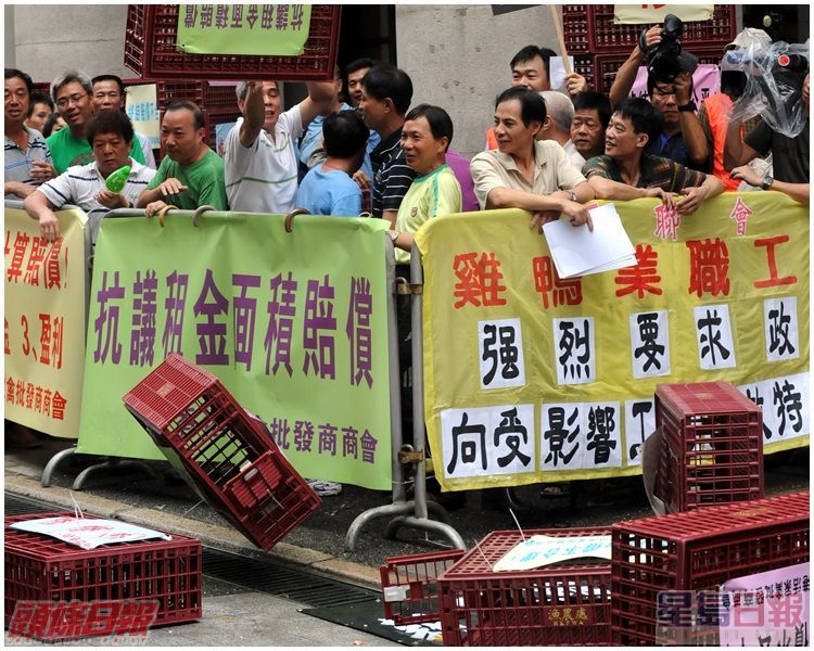 雞農及批發欄商到立法會外擲雞蛋及拋雞籠。資料圖片