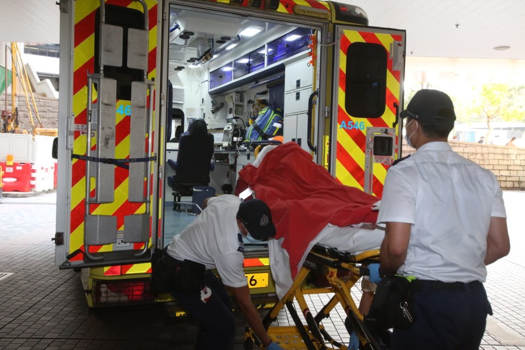 一男一女嚴重燒傷，昏迷送院搶救。