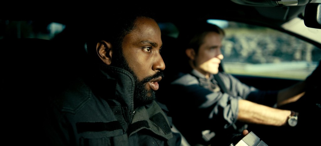 《TENET天能》由《吸血新世紀》的Robert Pattinson(右)及John David Washington(中)主演。