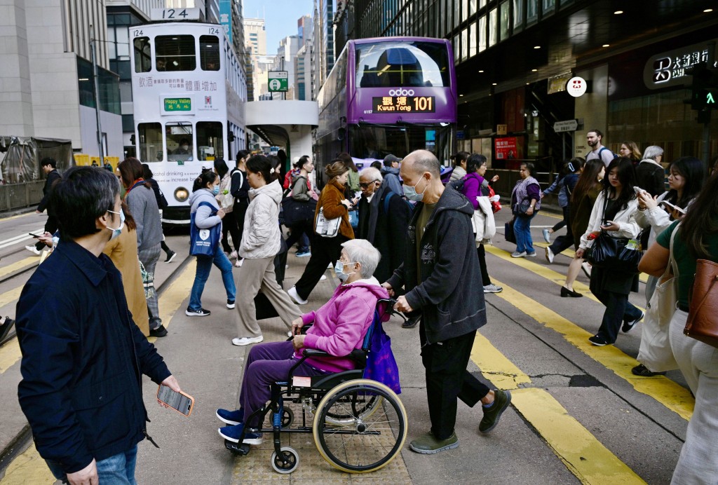 基層醫療署今日(18日)宣布,將由10月5日起逐步把衞生署轄下長者健康中心服務整合至地區康健網絡。 基層醫療署今日(18日)宣布,將由10月5日起逐步把衞生署轄下長者健康中心服務整合至地區康健網絡。