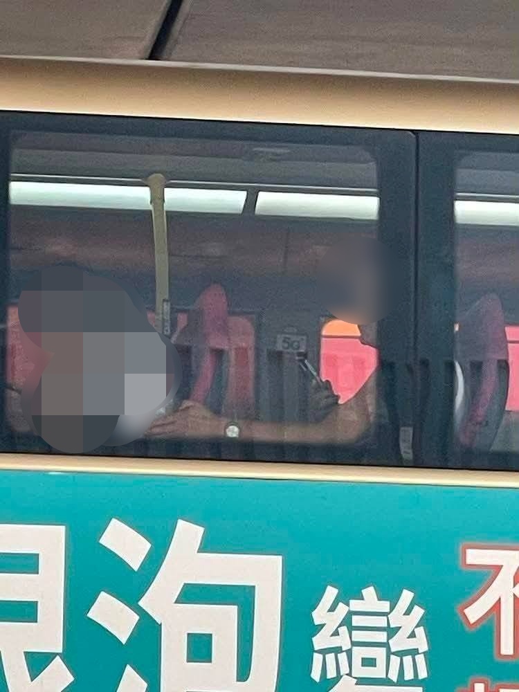 男乘客向前座女生伸出「魔爪」摸胸。網上圖片 男乘客向前座女生伸出「魔爪」摸胸。網上圖片