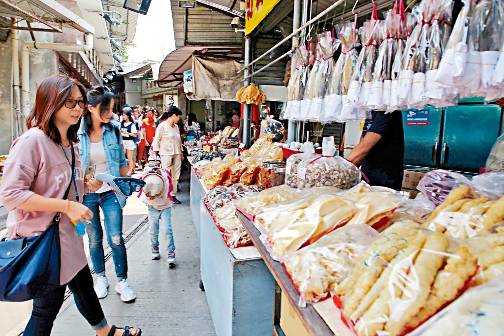 當局研究原址保留約3.8公頃的流浮山海鮮市場，並進行原址改善工程。