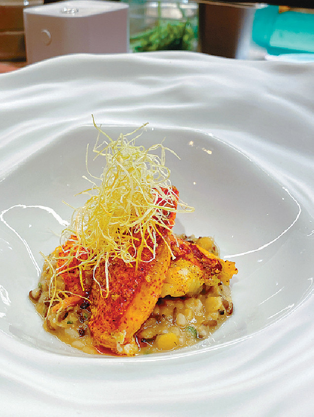 ■波士頓龍蝦配燉煮扁豆。 ■波士頓龍蝦配燉煮扁豆。