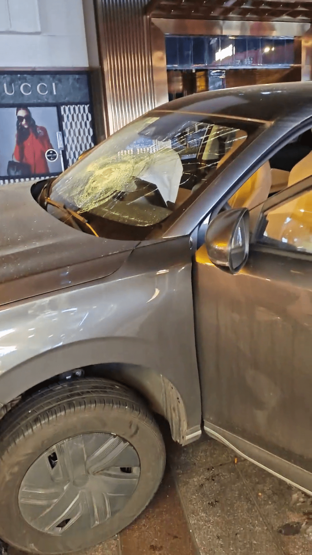 重庆闹市私家车失控铲向人群，网民拍下现场画面。 抖音