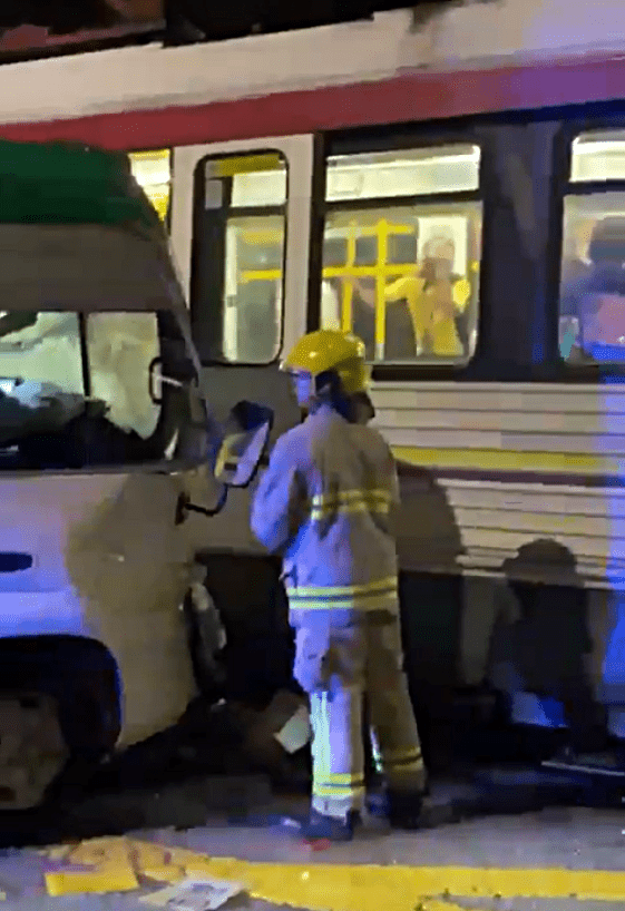 輕鐵車長受傷按住頭部。網上截圖