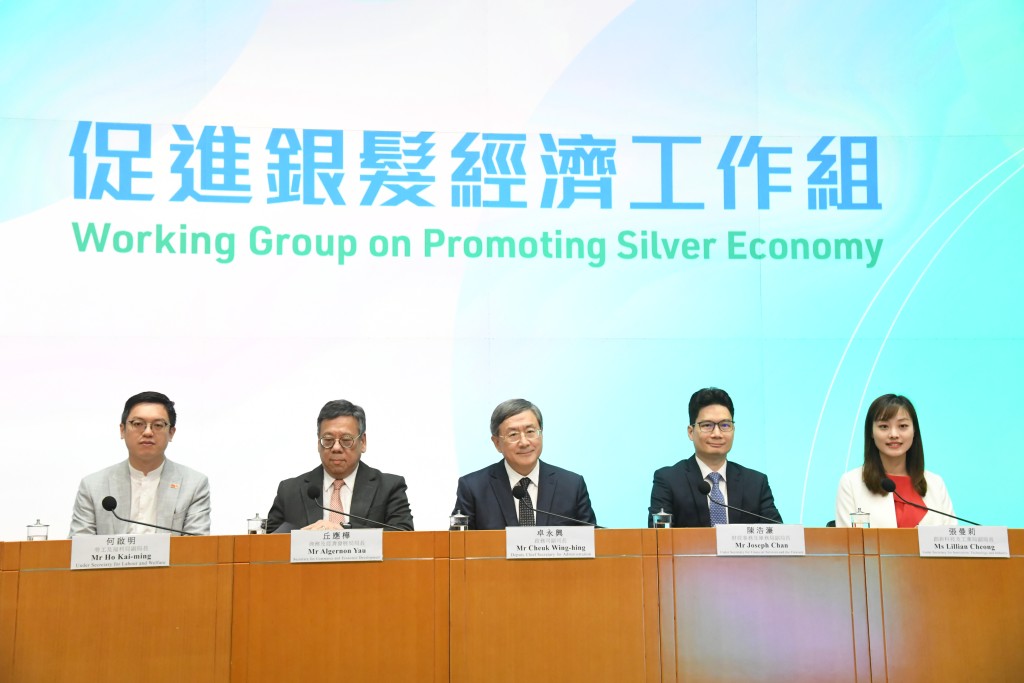 由政務司副司長卓永興擔任組長的銀髮經濟工作組,今日公布促進銀髮經濟的5大範疇。何健勇攝 由政務司副司長卓永興擔任組長的銀髮經濟工作組,今日公布促進銀髮經濟的5大範疇。何健勇攝