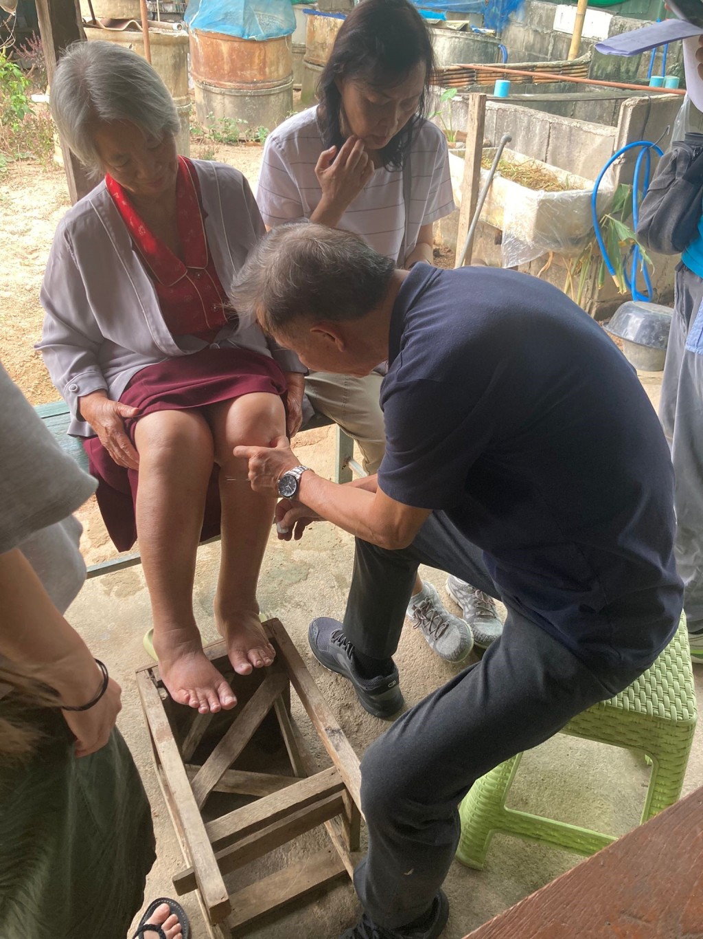 霍醫師到偏遠村落探訪病患，為他們義診。(香港紅十字會提供)