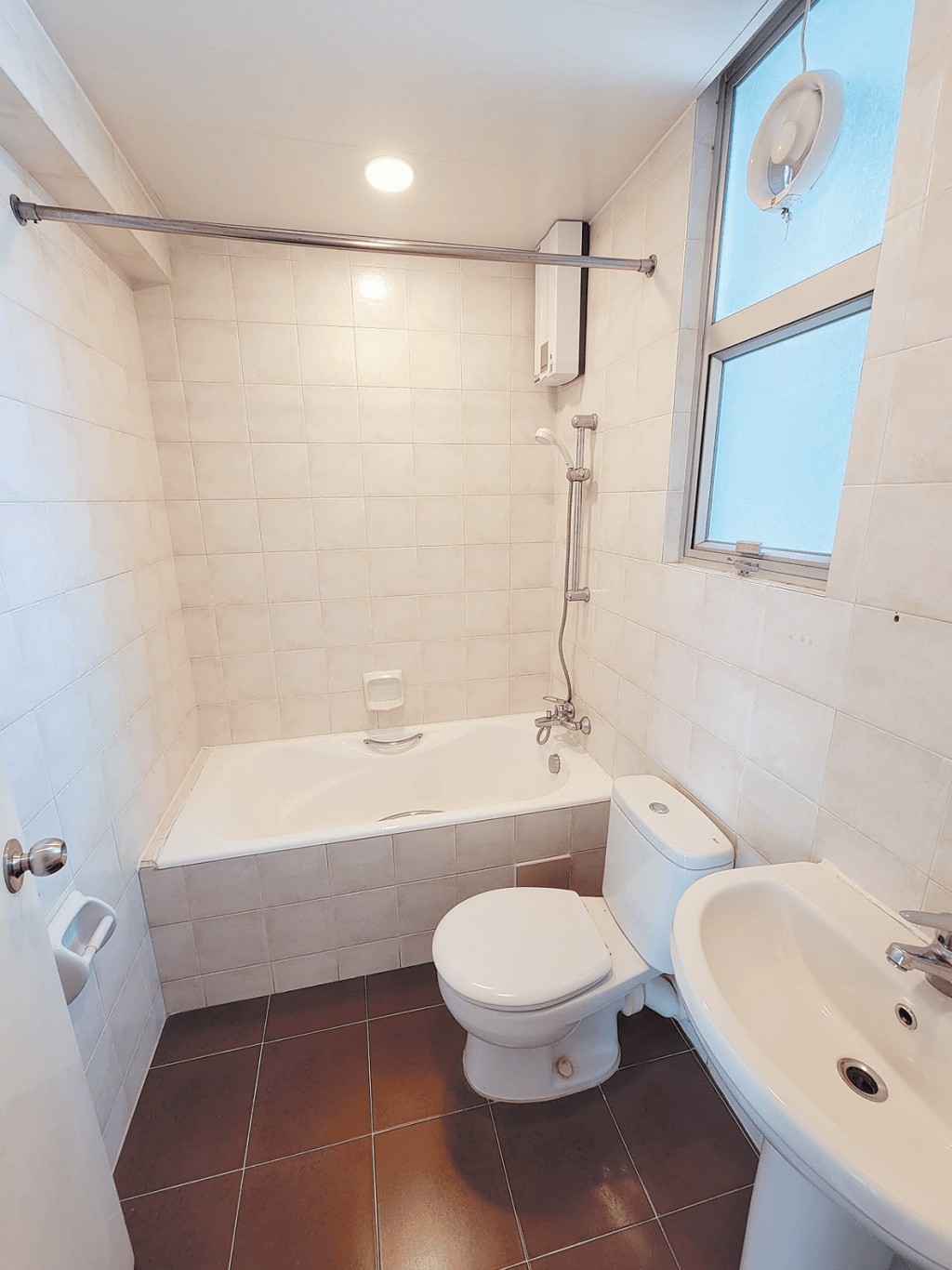 浴室有小窗及抽氣扇，可保持室內乾爽。