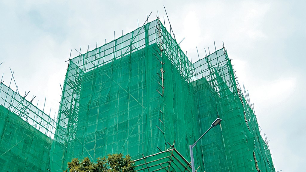 大埔宏福苑火災後，政府要求全港正進行大維修的樓宇將外牆棚網下架進行檢測。