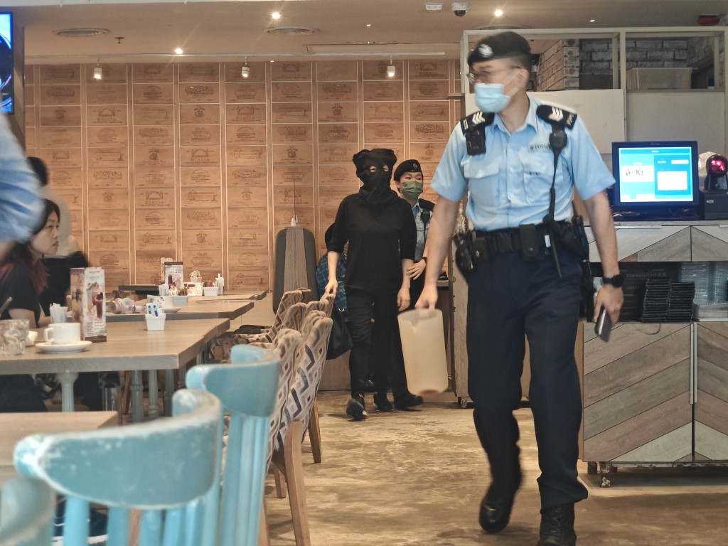 警员在餐厅调查，拘捕涉嫌施袭的女职员。梁国峰摄