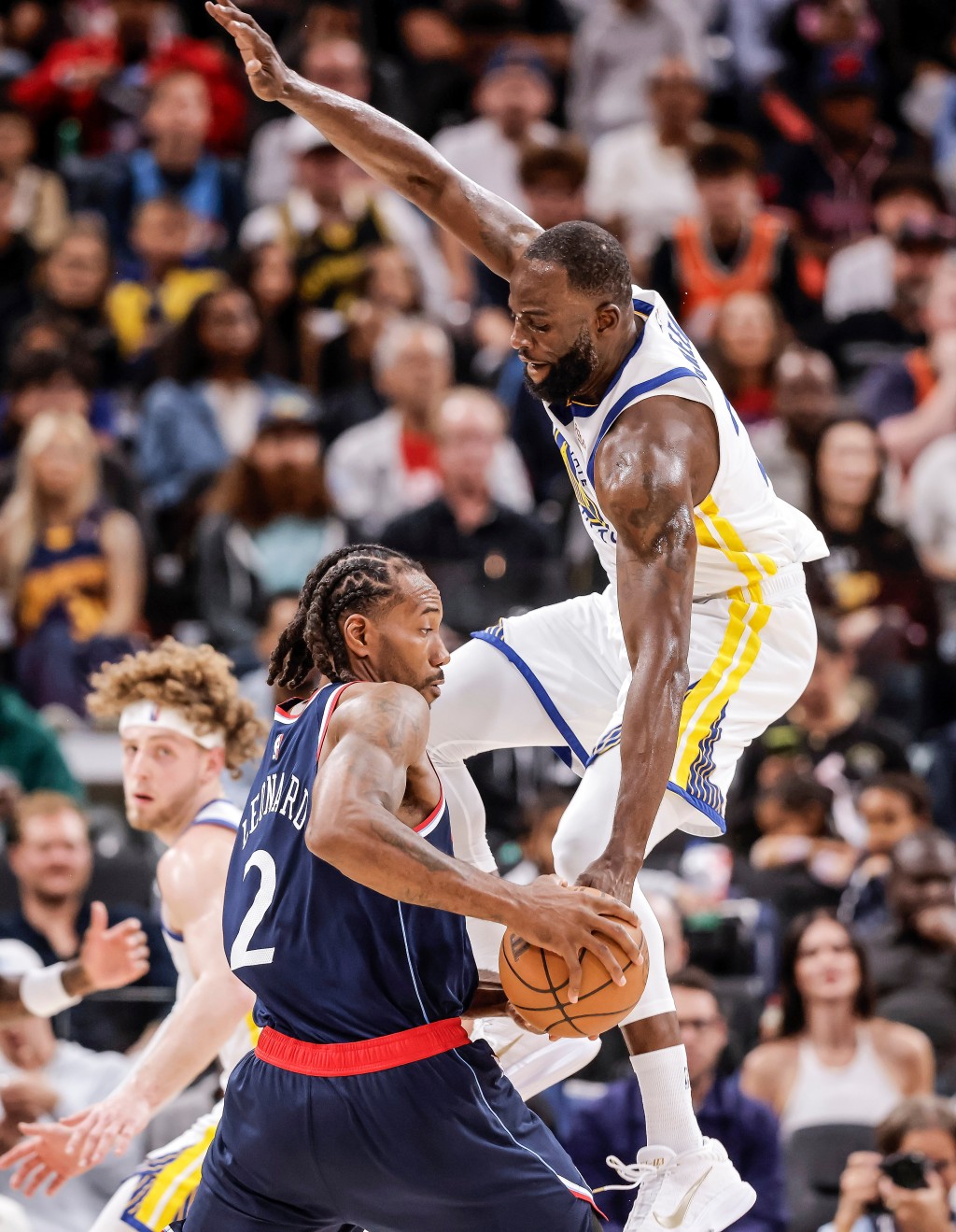 李安納遭遇格連的嚴密防守。AP