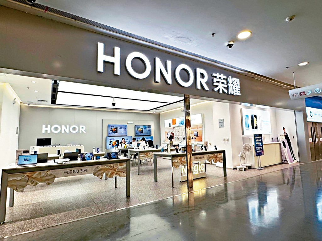 五年來，榮耀已然從依附華為的「太子」蛻變為獨立作戰的「猛將」，在手機市場獨自沈浮。