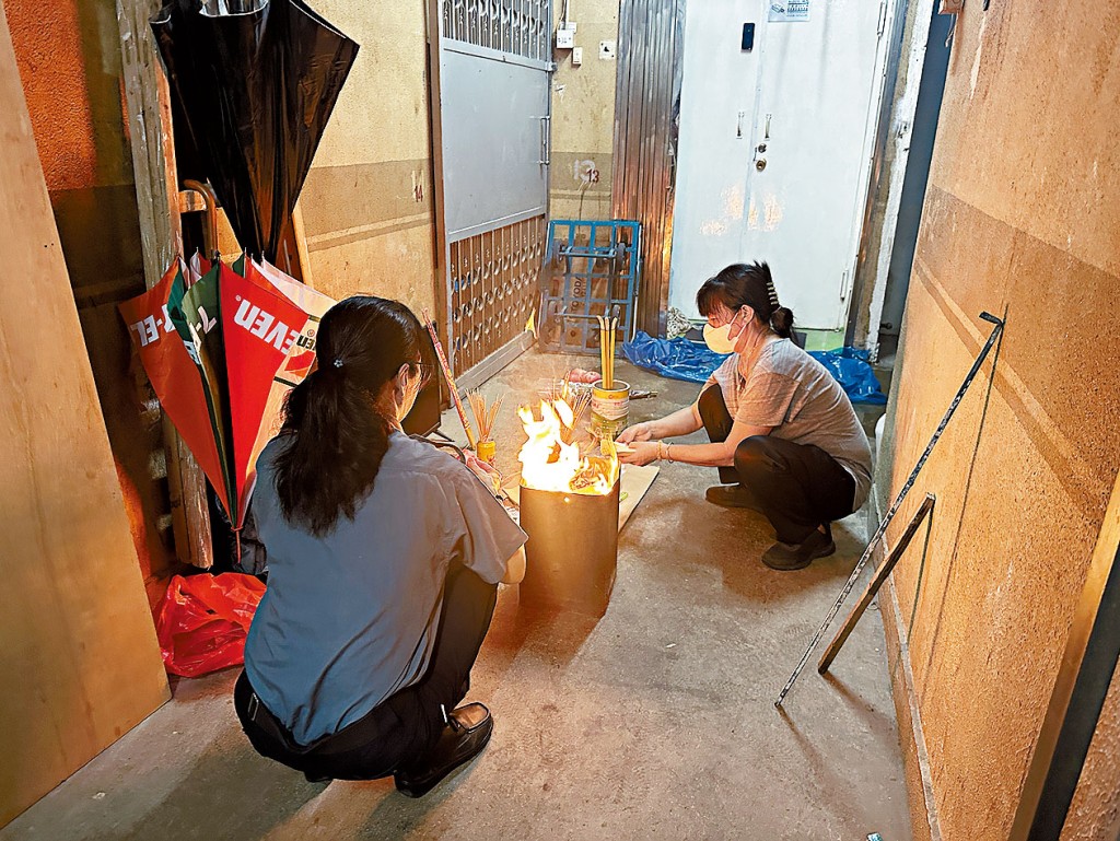 大廈管理處女職員在單位對開拜祭。