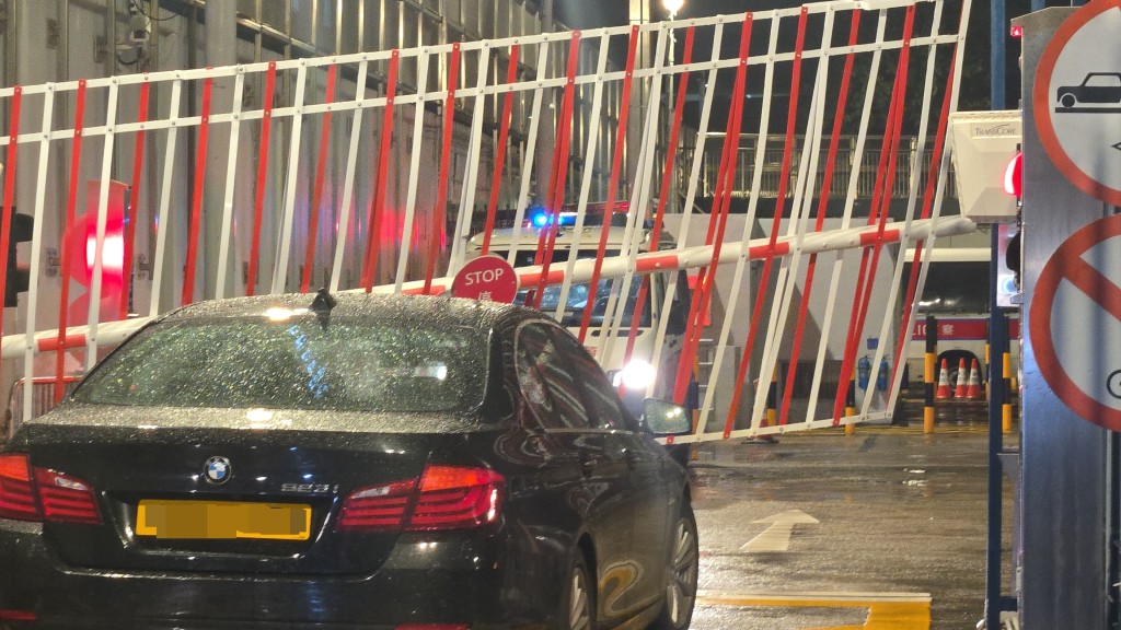 屯門警署近震寰路一側車閘被撞毀。 屯門警署近震寰路一側車閘被撞毀。