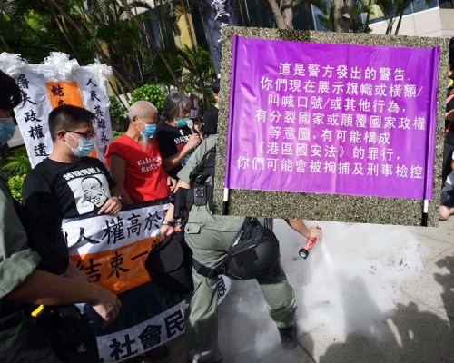 警方紫色旗警告叫口號等或違國安法。