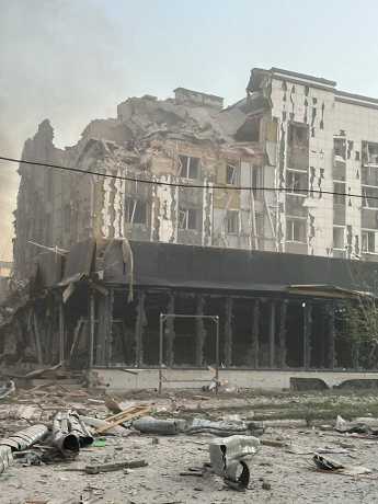 住宅大樓被導彈擊中後，有如廢墟。路透社