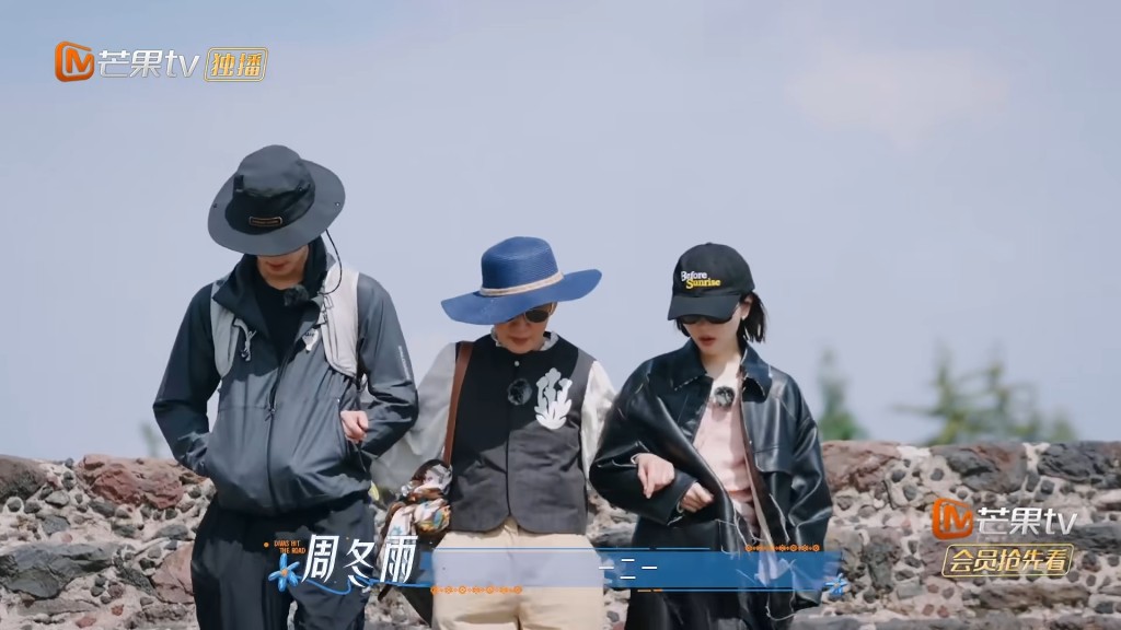 吳君如在周冬雨與鄧為的左右陪伴下，齊步走向金字塔景區準備挑戰登頂。
