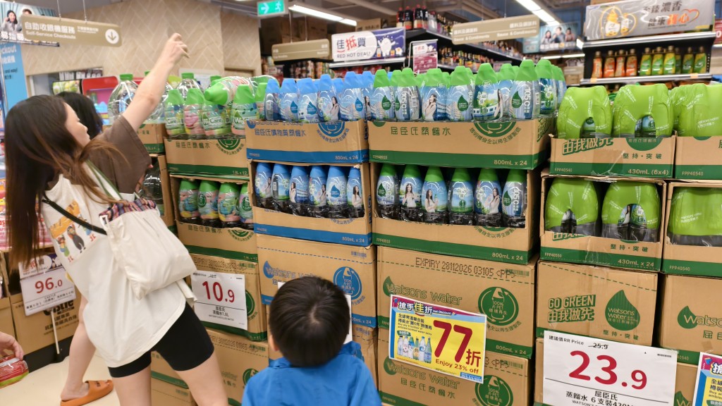 有居民仍然擔心水質有問題,所以到超市購買樽裝水。徐裕民攝 有居民仍然擔心水質有問題,所以到超市購買樽裝水。徐裕民攝