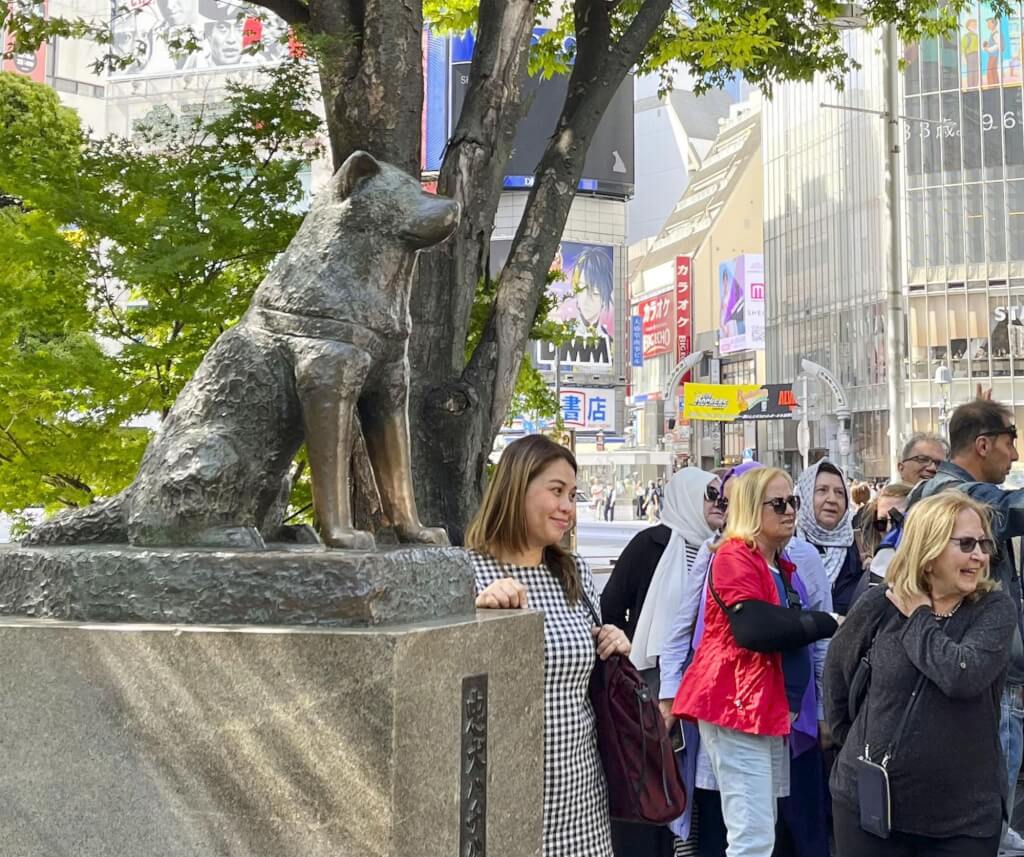 日本东京涩谷站前的忠犬八公铜像，不少人前往“打卡”。网上图片