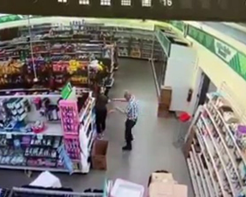 男顧客不滿被指沒戴口罩,拉女售貨員衣服抹鼻。(網圖)