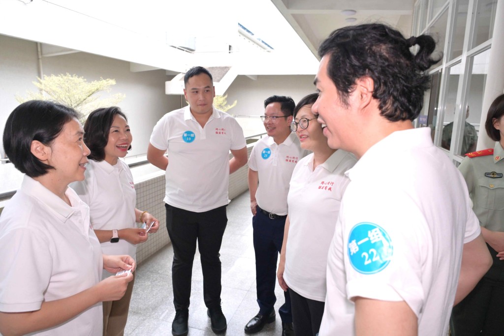 麦美娟（左二）和国务院港澳办四局副局长郭舒（左一）与港澳青年交流。