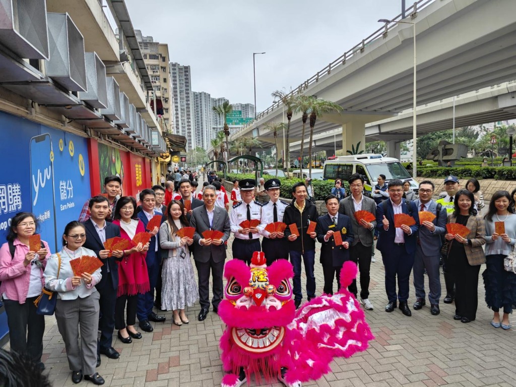警方港島總區聯同香港交通安全隊到港島多處，向市民拜年並派發紀念品，推廣道路安全。