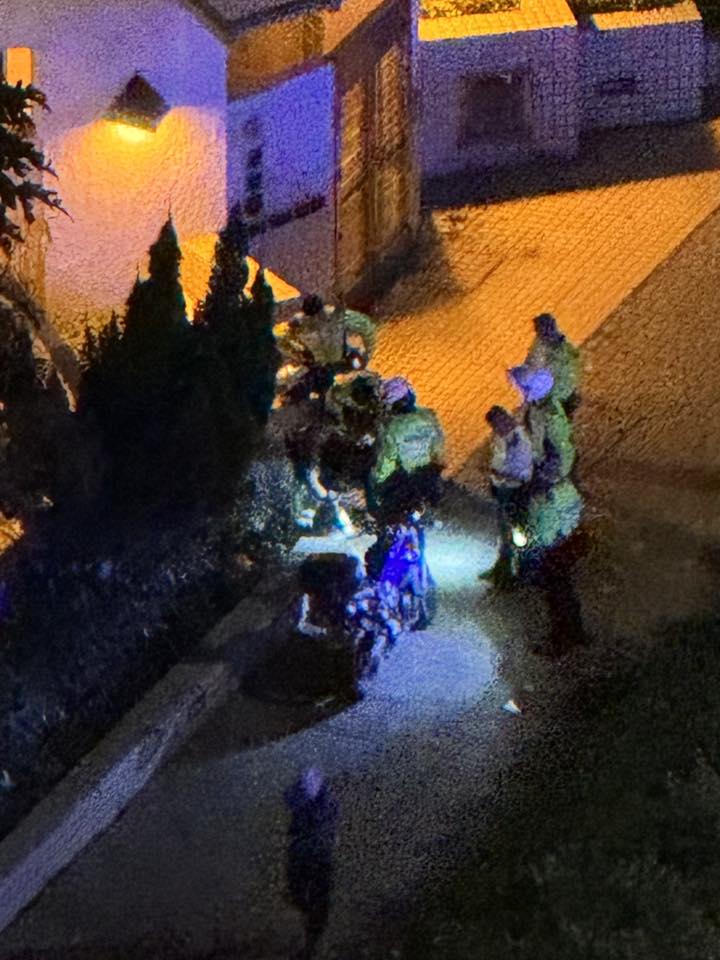 警方於康東邨外發現涉事的電單車。網上圖片 警方於康東邨外發現涉事的電單車。網上圖片