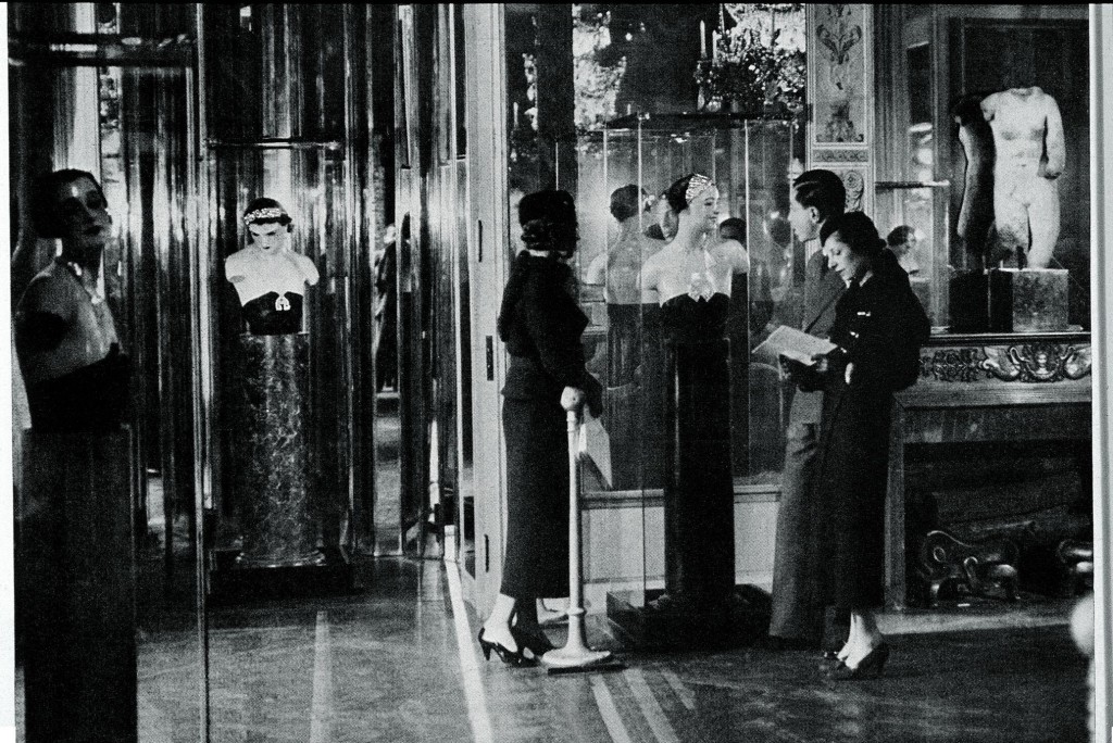 《Bijoux de Diamants》系列首次曝光，香奈兒女士選擇了在大宅之中舉行展覽，讓與會者近距離接觸珠寶作品。
