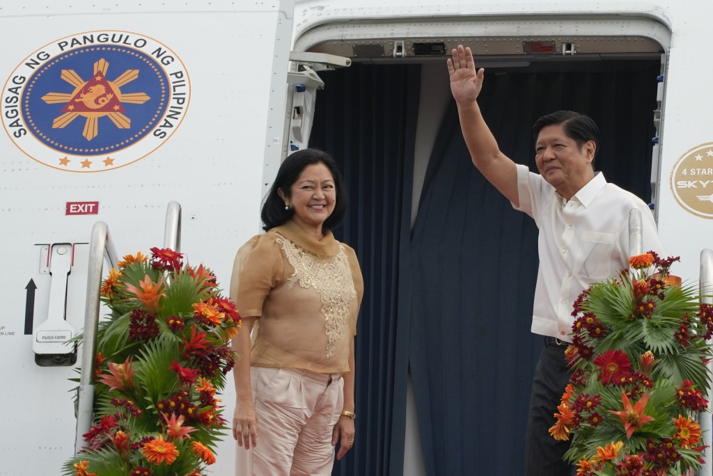 菲律賓總統小馬可斯出發，對中國進行國事訪問3天。AP
