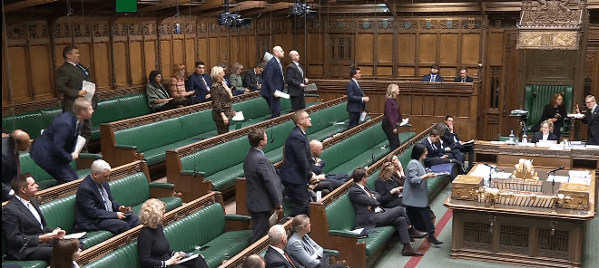 英國國會近日辯論執政工黨擬提出的新難民政策。