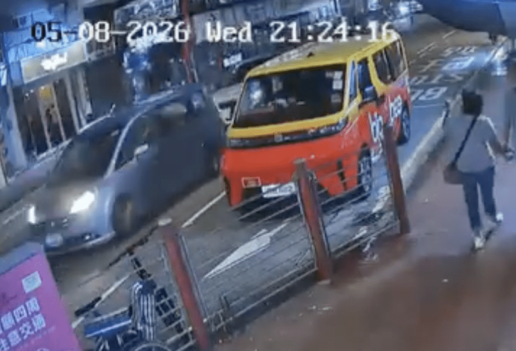 銀色私家車突然高速倒後,撞到一輛停在後方的私家車。Facebook 車cam L(香港群組)影片截圖 銀色私家車突然高速倒後,撞到一輛停在後方的私家車。Facebook 車cam L(香港群組)影片截圖