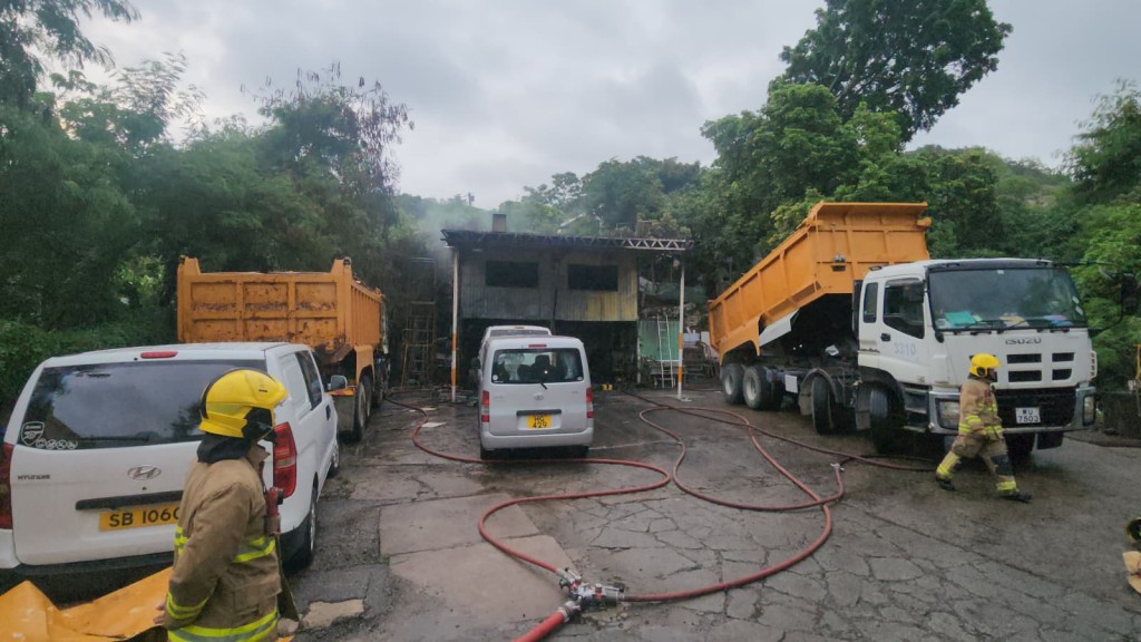 丹桂村路一個露天車房內一間鐵皮屋及輕型貨車起火,現場冒出濃煙並傳出爆炸聲。黎志偉攝 丹桂村路一個露天車房內一間鐵皮屋及輕型貨車起火,現場冒出濃煙並傳出爆炸聲。黎志偉攝