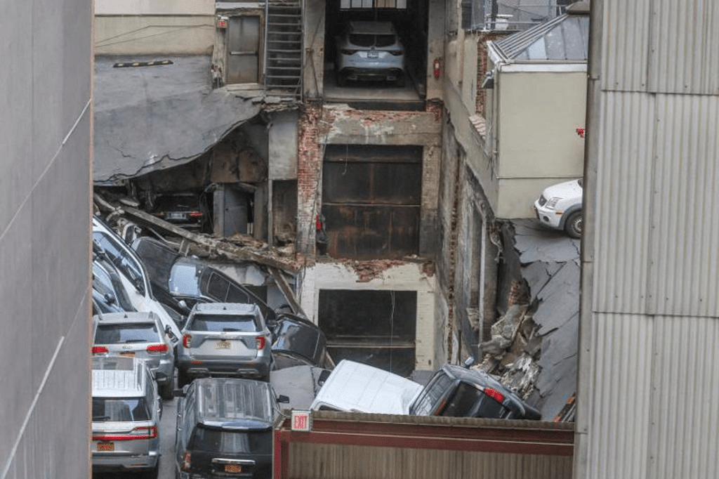 纽约曼哈顿多层停车场倒塌，后，结构仍十分不稳。AP/路透