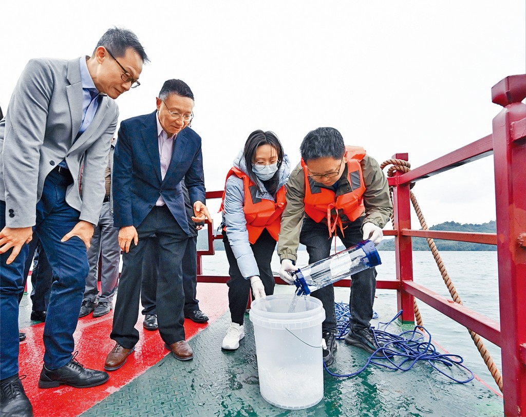 水諮會主席關繼祖教授(左二)和水務署署長邱國鼎(左一)上月乘船考察新豐江水庫,並檢視水庫樣本的水質。