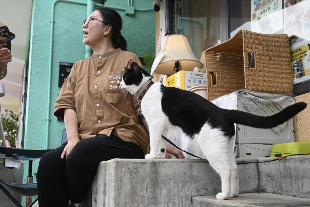 咖啡店負責人Grace表示,今年國慶黃金周的人流與生意較去年顯著轉靜,整體人流比預期減少了約三分之二。 咖啡店負責人Grace表示,今年國慶黃金周的人流與生意較去年顯著轉靜,整體人流比預期減少了約三分之二。
