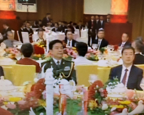 常万全身穿军装现身国庆晚宴。（新闻联播画面）