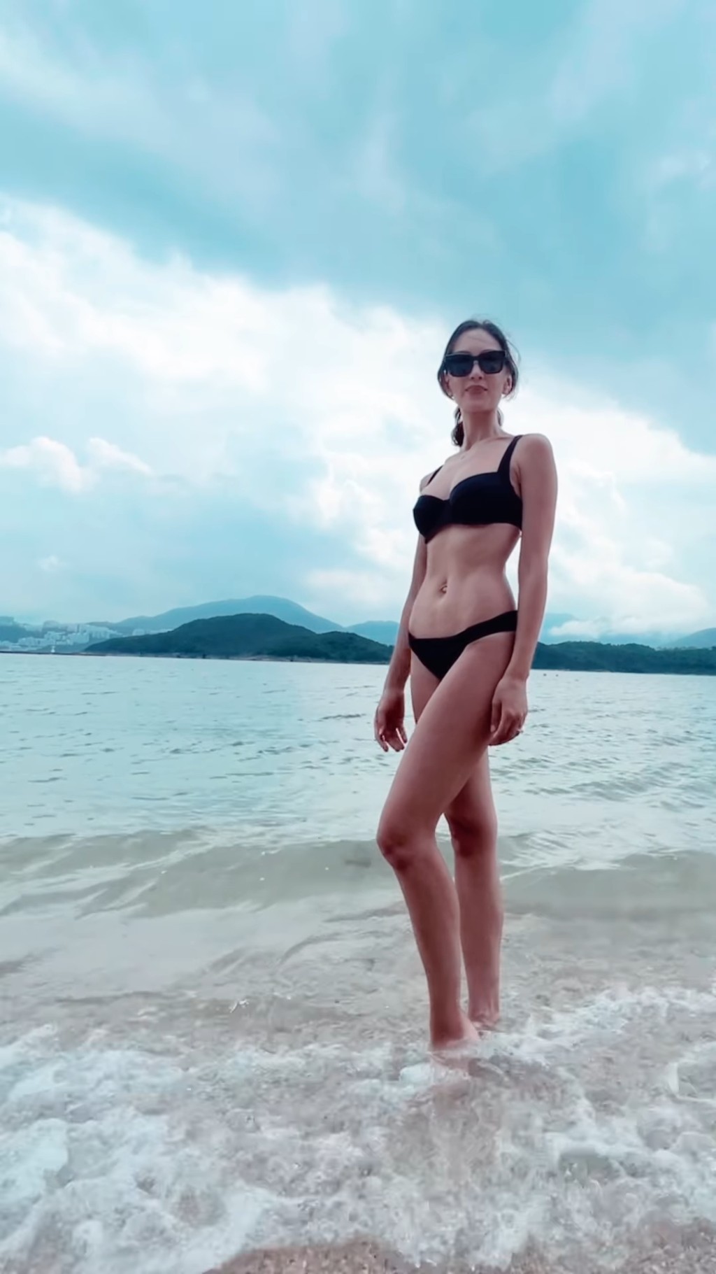 Jessica C.近日上载一条海滩片，大晒零脂肪Fit爆身材。 