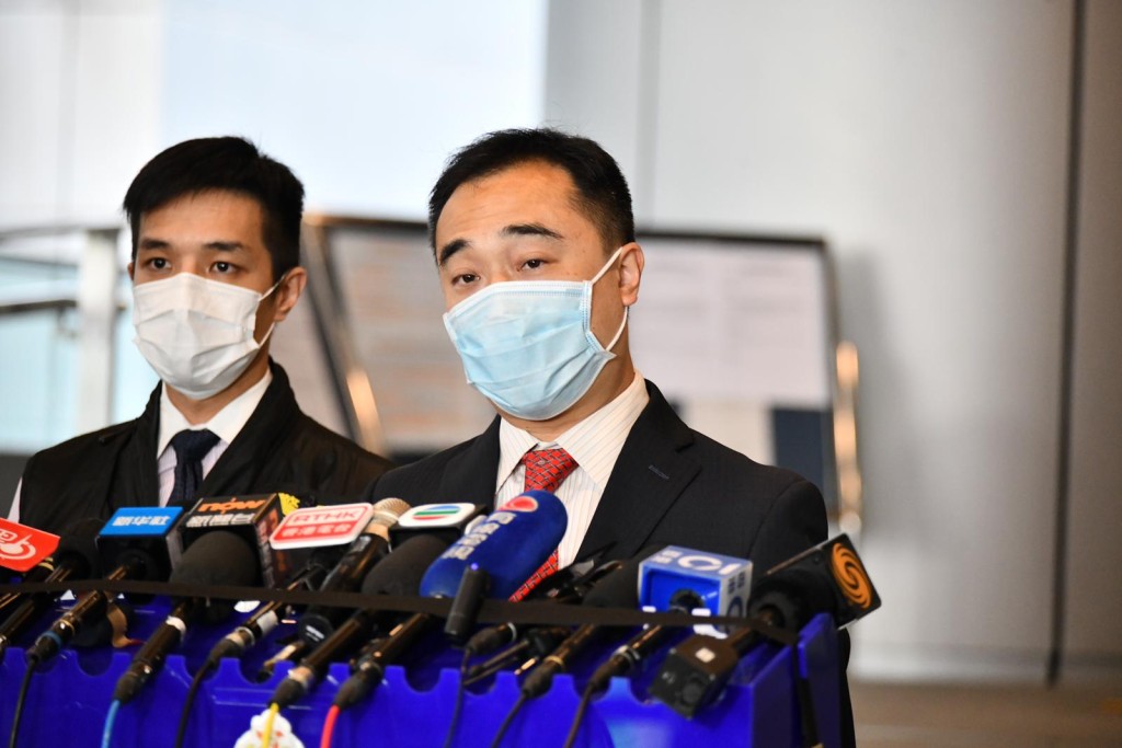 解子倫(右)講述案情。