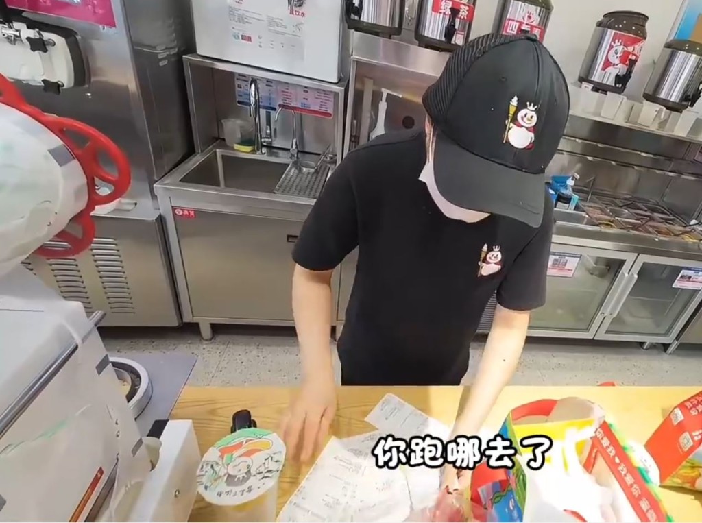 浙江00後蜜雪冰城女店工因獨力應付「爆單」痛哭。微博