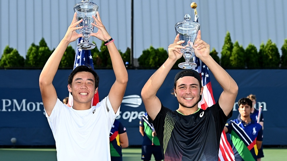 兩位青少年球手高舉獎盃 。 美國網球公開賽官方圖片