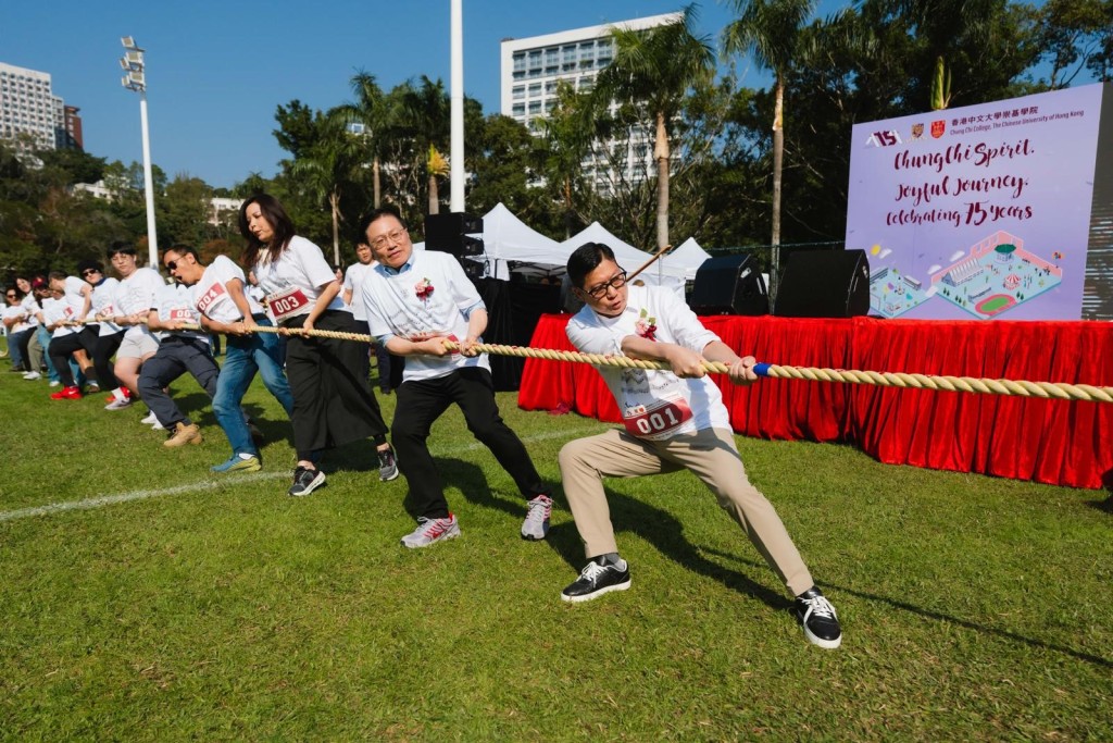 保安局局長鄧炳強(右一)在拔河比賽中三次帶隊獲勝，獲頒發最佳隊長。