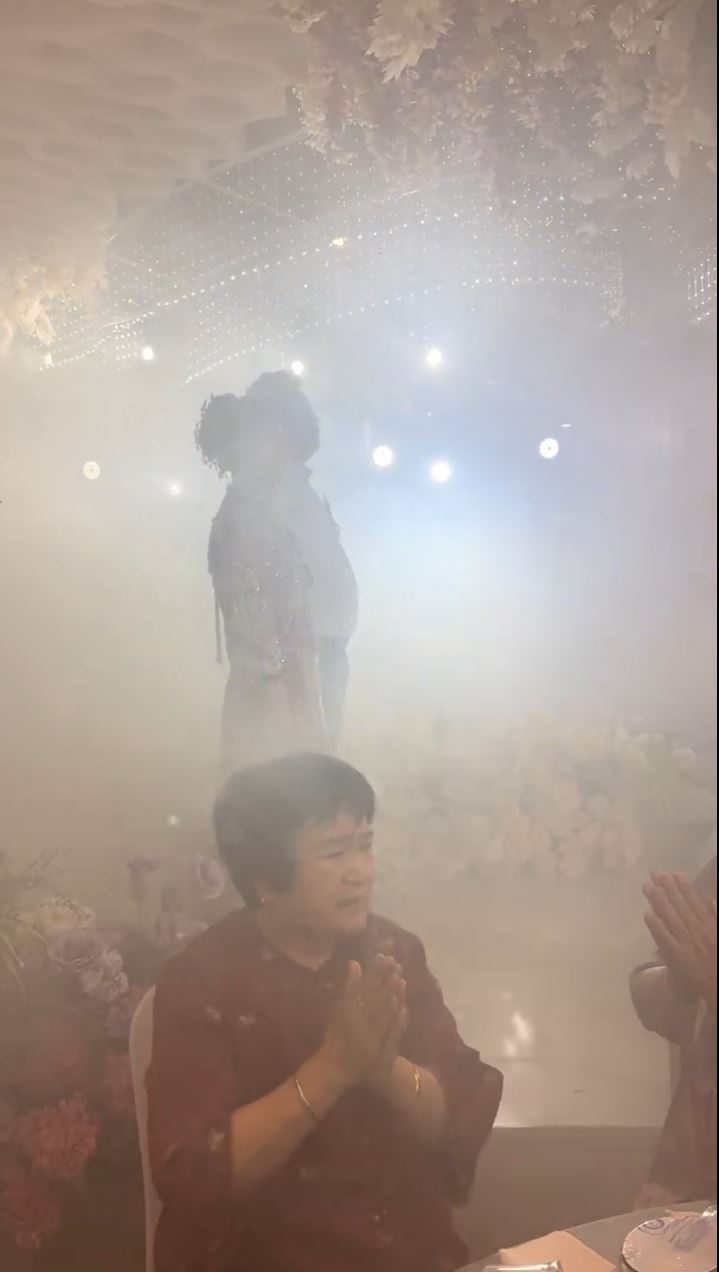 婚宴被浓烟充斥，新人及宾客起初以为是干冰效果。抖音